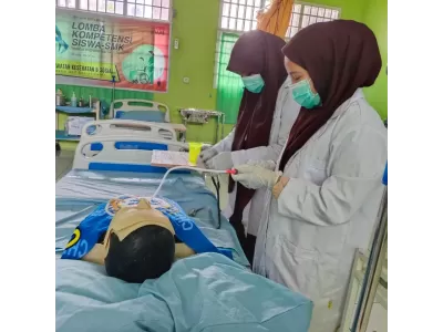 MEMBERI MAKAN PADA PASIEN